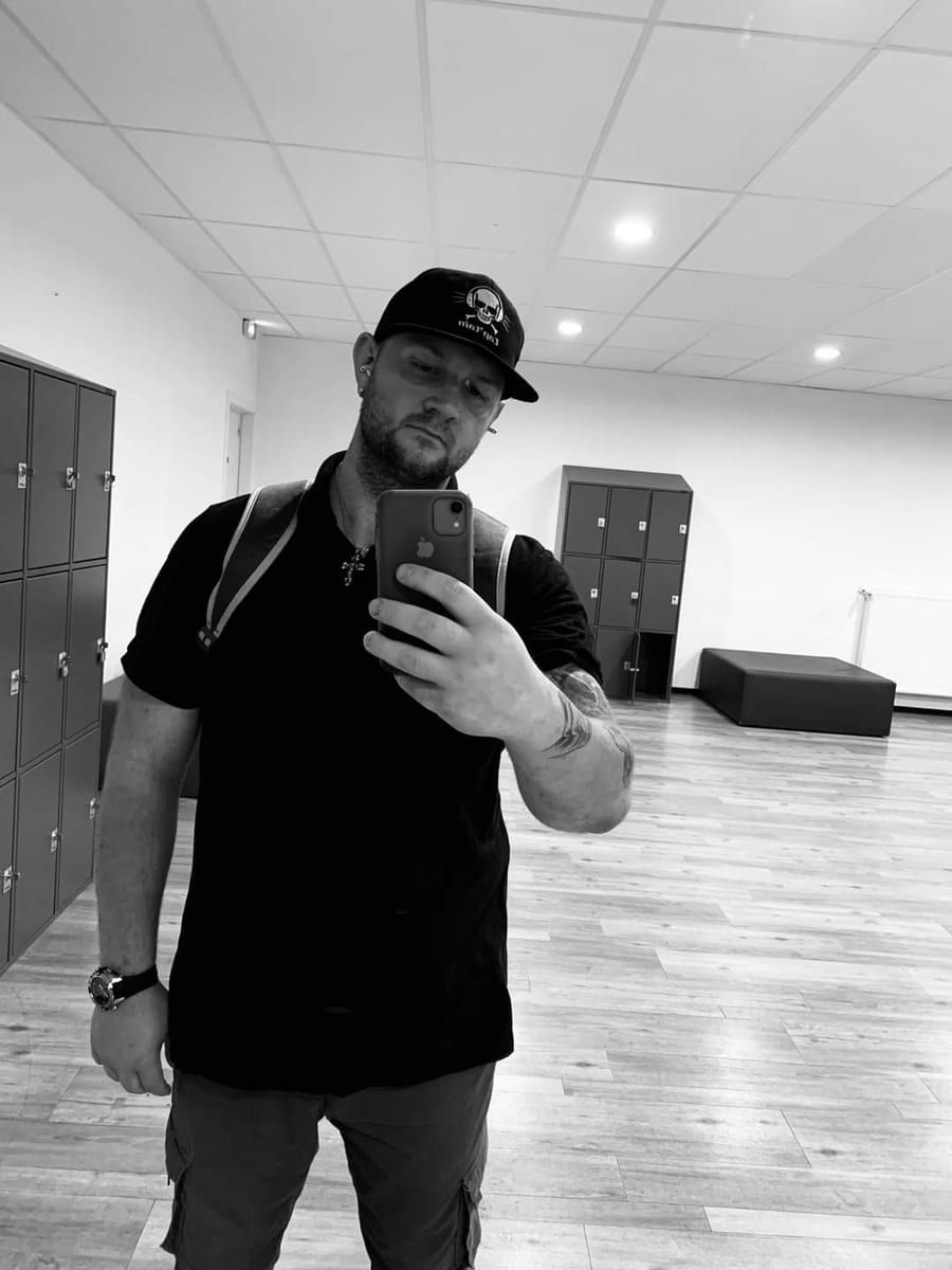 Loukian - Annonces gay à Courlevon Profil de Loukian, 29 ans, Annonces gay à Courlevon (Fribourg)