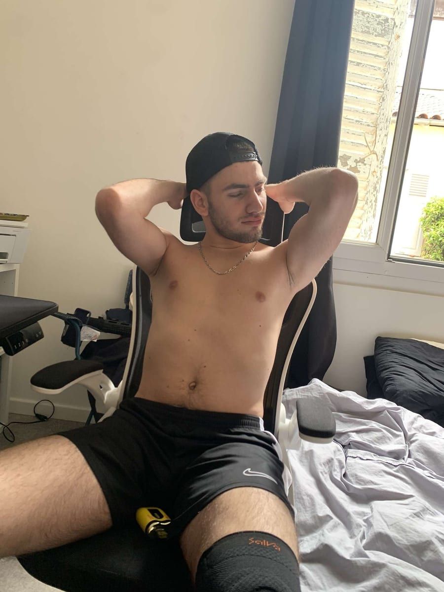 Mourrad - Annonces gay à Mossel Profil de Mourrad, 22 ans, Annonces gay à Mossel (Fribourg)