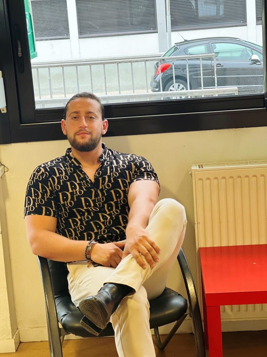 Renzo - Annonces gay à Semsales Profil de Renzo, 27 ans, Annonces gay à Semsales (Fribourg)
