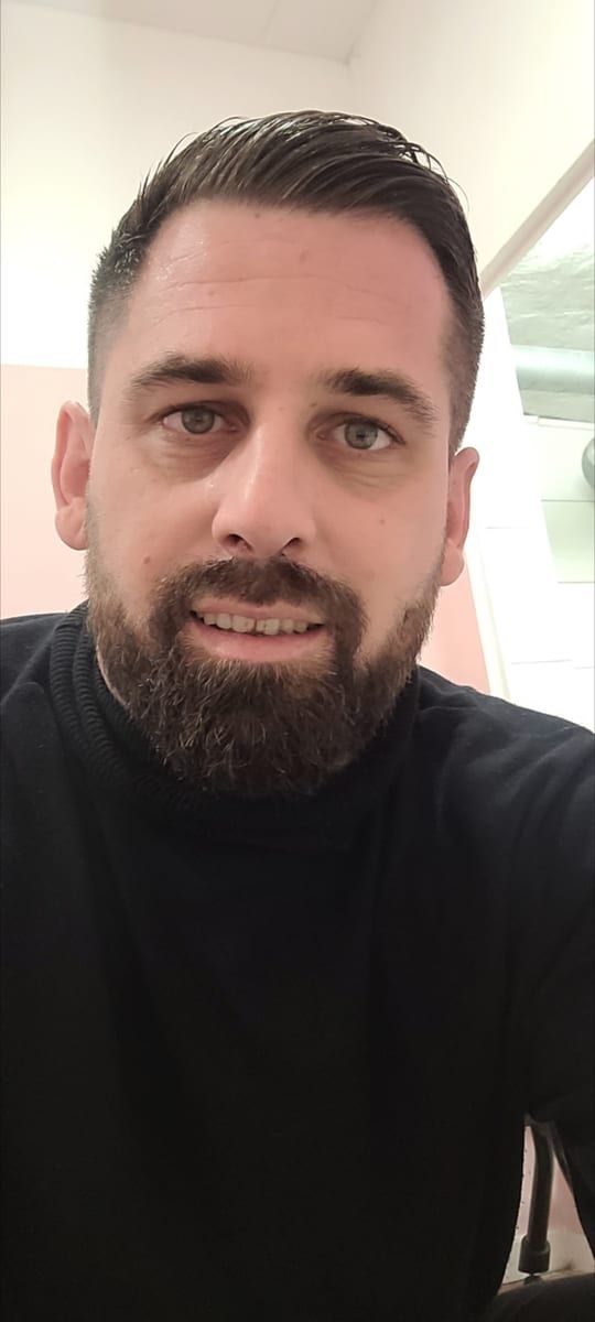 Profil de Bili, 42 ans, Annonces gay à Prez-vers-Noréaz (Fribourg)