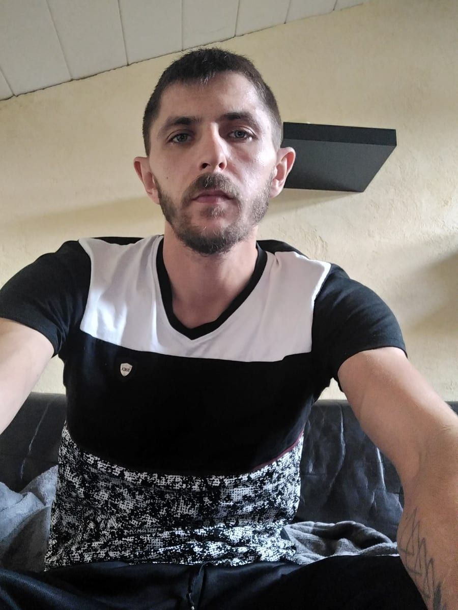Mehdi - Annonces gay à Broc Profil de Mehdi, 28 ans, Annonces gay à Broc (Fribourg)