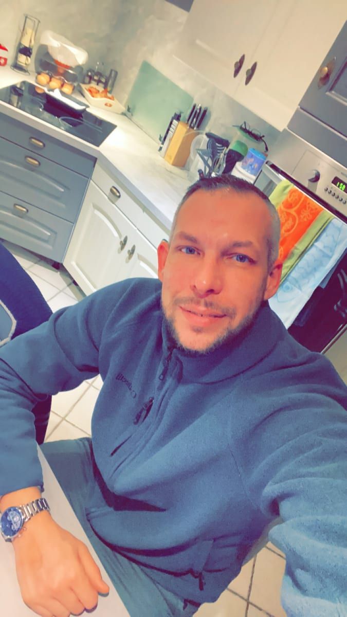 Izak - Annonces gay à Broc Profil de Izak, 43 ans, Annonces gay à Broc (Fribourg)